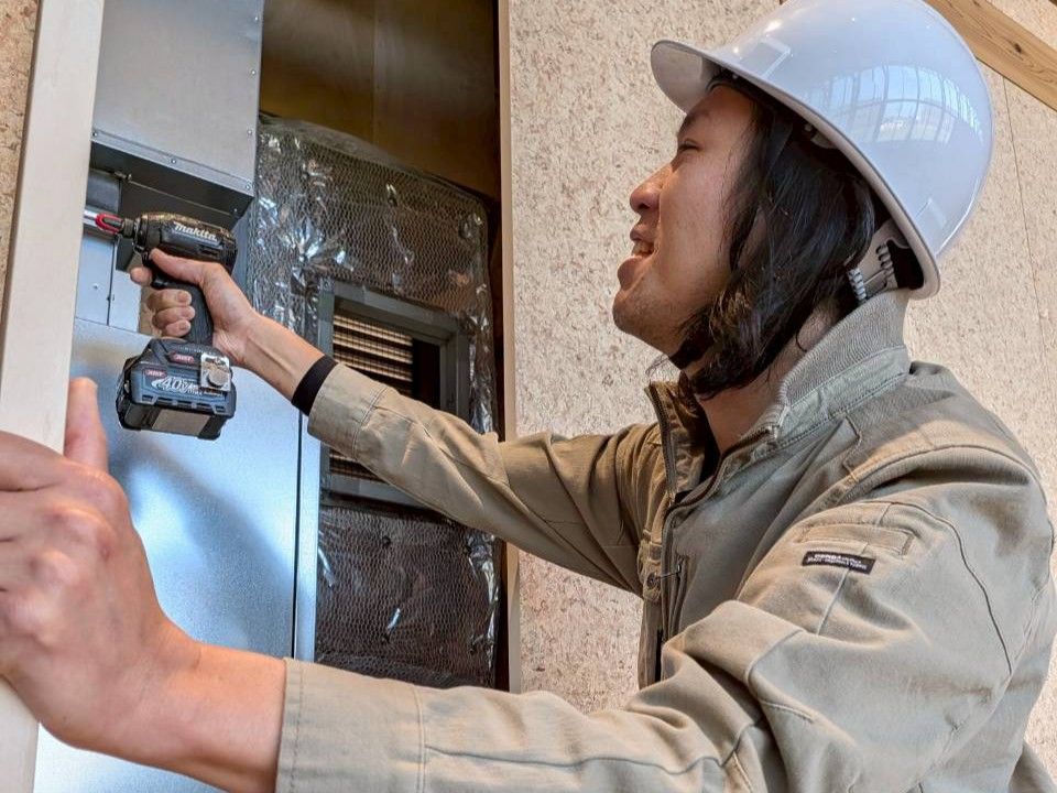 蝶番のビス打ち作業